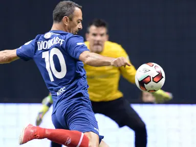 Mantan gelandang Prancis, Youri Djorkaeff berusaha menendang bola saat bertanding melawan Spanyol pada pertandingan semifinal Star Sixes di O2 Arena di London (16/7). Prancis menang 5-2 atas Spanyol. (AFP Photo/Olly Greenwood)