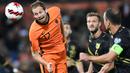 Bek Belanda Daley Blind (kiri) menyundul bola saat menjamu Gibraltar pada laga Kualifikasi Piala Dunia 2022 zona Eropa Grup G di De Kuip, Rotterdam, Selasa (12/10/2021) dini hari WIB. Belanda menghantam Gibraltar 6 gol tanpa balas. (JOHN THYS/AFP)