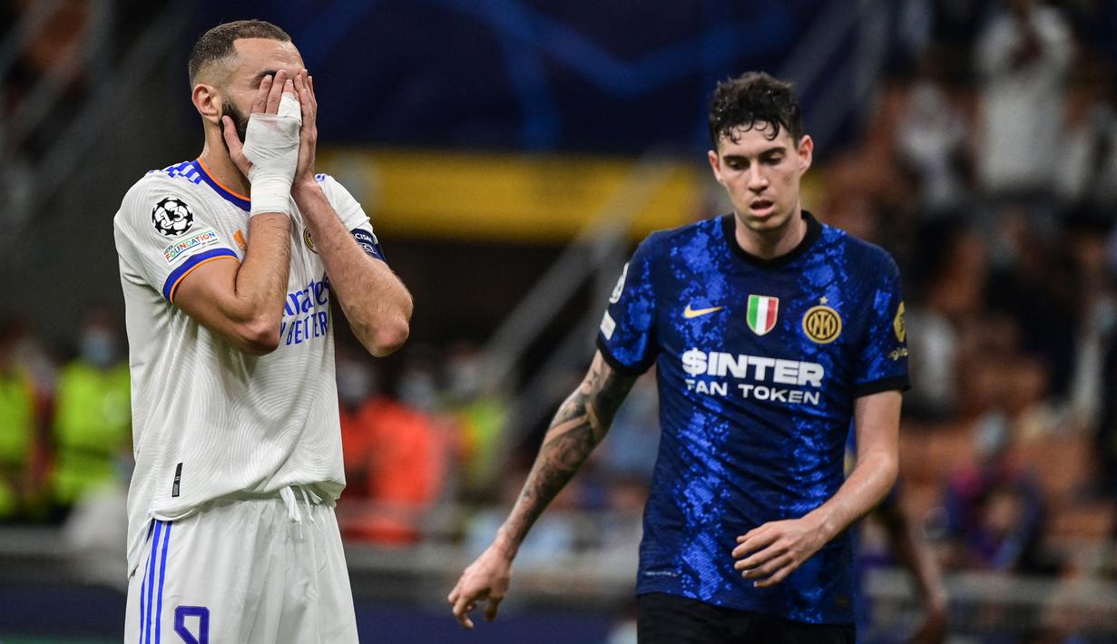 Real Madrid pun kembali berpeluang mencetak gol pada menit ke-31 melalui Karim Benzema. Sayang, ia gagal mengantisipasi umpan matang yang dilepaskan Luka Modric di mulut gawang Inter Milan. (Foto: AFP/Miguel Medina)