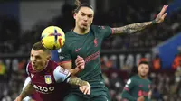 Aksi pemain Liverpool, Darwin Nunez (kanan) saar berjibaku melawan Aston Villa dalam lanjutan Liga Inggris 2022/2023, Selasa (27/12/2022) dini hari WIB. (AP Photo/Rui Vieira)