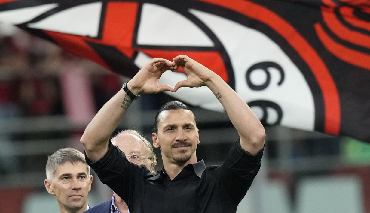 Pemain AC Milan, Zlatan Ibrahimovic, memberikan isyarat cinta kepada ribuan suporter setelah memberikan pidato perpisahannya dari dunia sepakbola di San Siro, Senin (5/6/2023) dini hari WIB. (AP Photo/Antonio Calanni)