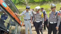 Direktur Utama Jasa Raharja Rivan A Purwantono bersama Kakorlantas Polri Irjen Pol Aan Suhanan meninjau lokasi kecelakaan bus Rosalia Indah. (Foto: Istimewa).