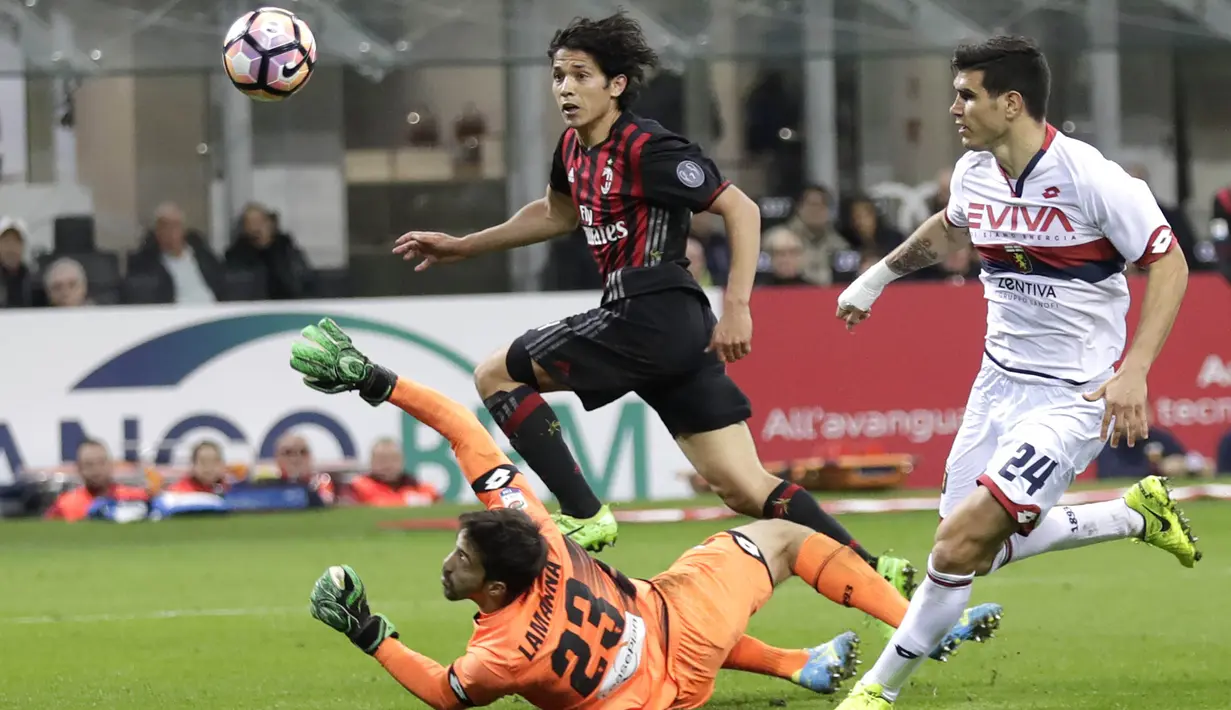 Gelandang AC Milan, Matias Fernandez, mencetak gol ke gawang kiper Genoa, Eugenio Lamanna. Gol Matias Fernandes menjadi gol satu-satunya dalam pertandingan tersebut. (AP/Antonio Calanni)