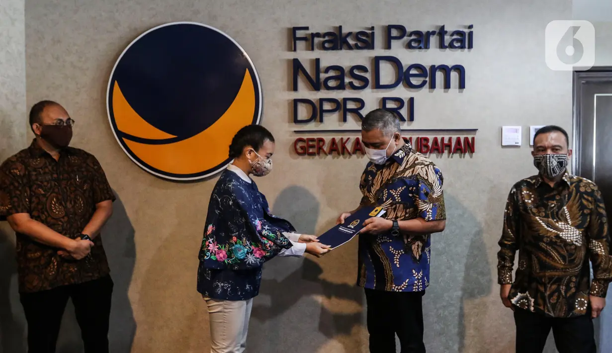 Wakil Ketua Umum DPP Partai NasDem Ahmad Ali (kedua kanan) menyerahkan surat rekomendasi Pilkada kepada Calon Wakil Walikota Tangsel dari Partai Gerindra Rahayu Saraswati Djojohadikusumo (ketiga kiri)  di Kompleks Parlemen Senayan, Jakarta. Rabu (29/7/2020). (Liputan6.com/Johan Tallo)