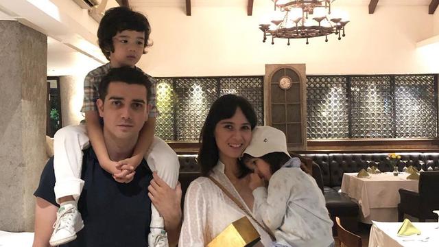 Potret harmonis keluarga Fachri Albar dan Renata Kusmanto