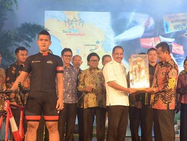 Tour de Singkarak merupakan salah satu kegiatan sport tourism yang sukses di Indonesia dan Kemenpar ingin mengulangnya pada Tour de Flores mendatang (Bola.com/Arief Bagus)