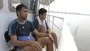Pemain Mitra Kukar Saepuloh dan Eka Ramdani (kanan) memandangi pemandangan saat menaiki kapal feri menyeberangi Sungai Mahakam menuju Stadion Aji Imbut, Tenggarong, Kaltim, Sabtu (3/10/2015). (Bola.com/Vitalis Yogi Trisna)