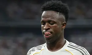 Pemain Real Madrid, Vinicius Junior, bereaksi saat pertandingan La Liga melawan Espanyol di Stadion Santiago Bernabeu, Madrid, Spanyol, Sabtu, 20 September 2025. (AP Photo/Manu Fernandez)