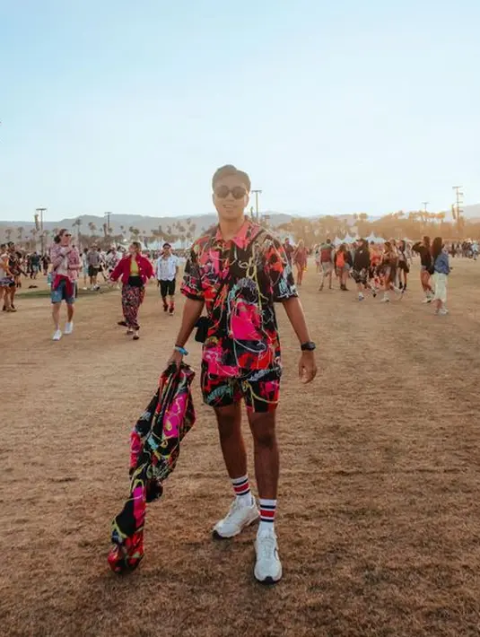 <p>Vidi Aldiano turut hadir di Coachella 2022. Suami Sheila Dara ini membuat statement dengan penampilannya yang bold dengan setelan serta jaket full motif bernuansa hitam dan hot pink. (Instagram/vidialdiano).</p>