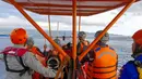 Sedikitnya enam orang tewas dan puluhan lainnya belum ditemukan setelah Kapal Motor Penumpang (KMP) Tunu Pratama Jaya dinyatakan tenggelam dalam perjalanan menuju pulau Bali dari Pelabuhan Ketapang Banyuwangi, Jawa Timur. (Handout /Indonesia's National Search And Rescue Agency (Basarnas)/AFP)