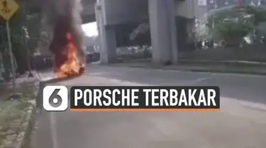 Mobil sport porsche terbakar di kawasan Kelapa Gading Jakarta hari Sabtu (22/5). Api hanguskan bagian belakang mobil mewah tersebut.