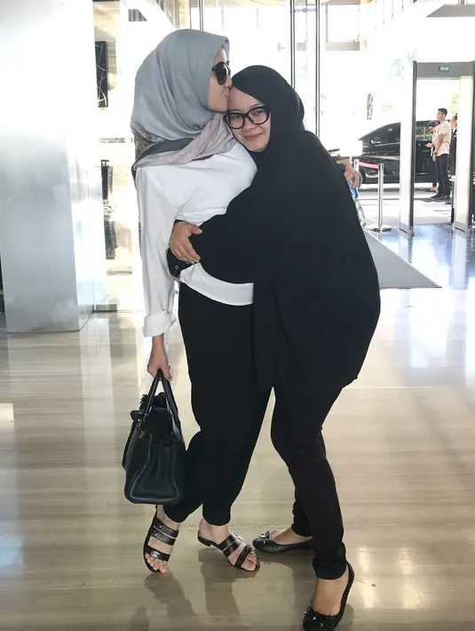 Laudya Chintya Bella berpelukan dengan keluarga sebelum pergi meninggalkan Indonesia. Lahir di Bandung dan berkarier di Jakarta, Bella tak pernah menyangka jika ia harus pindah dari Indonesia. (instagram/laudyacynthiabella)