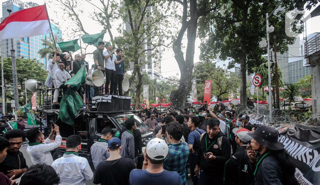 Sejumlah massa yang tergabung dalam Himpunan Mahasiswa Islam (HMI) berorasi saat menggelar aksi di depan Patung Kuda, Jakarta, Senin (29/8/2022). Mereka menolak rencana pemerintah untuk menaikkan harga BBM bersubsidi karena akan mengorbankan kondisi ekonomi rakyat, terutama masyarakat kelas menengah ke bawah dan pelaku Usaha Mikro Kecil Menengah (UMKM), yang belum sepenuhnya pulih akibat terpaan pandemi COVID-19. (Liputan6.com/Faizal Fanani)