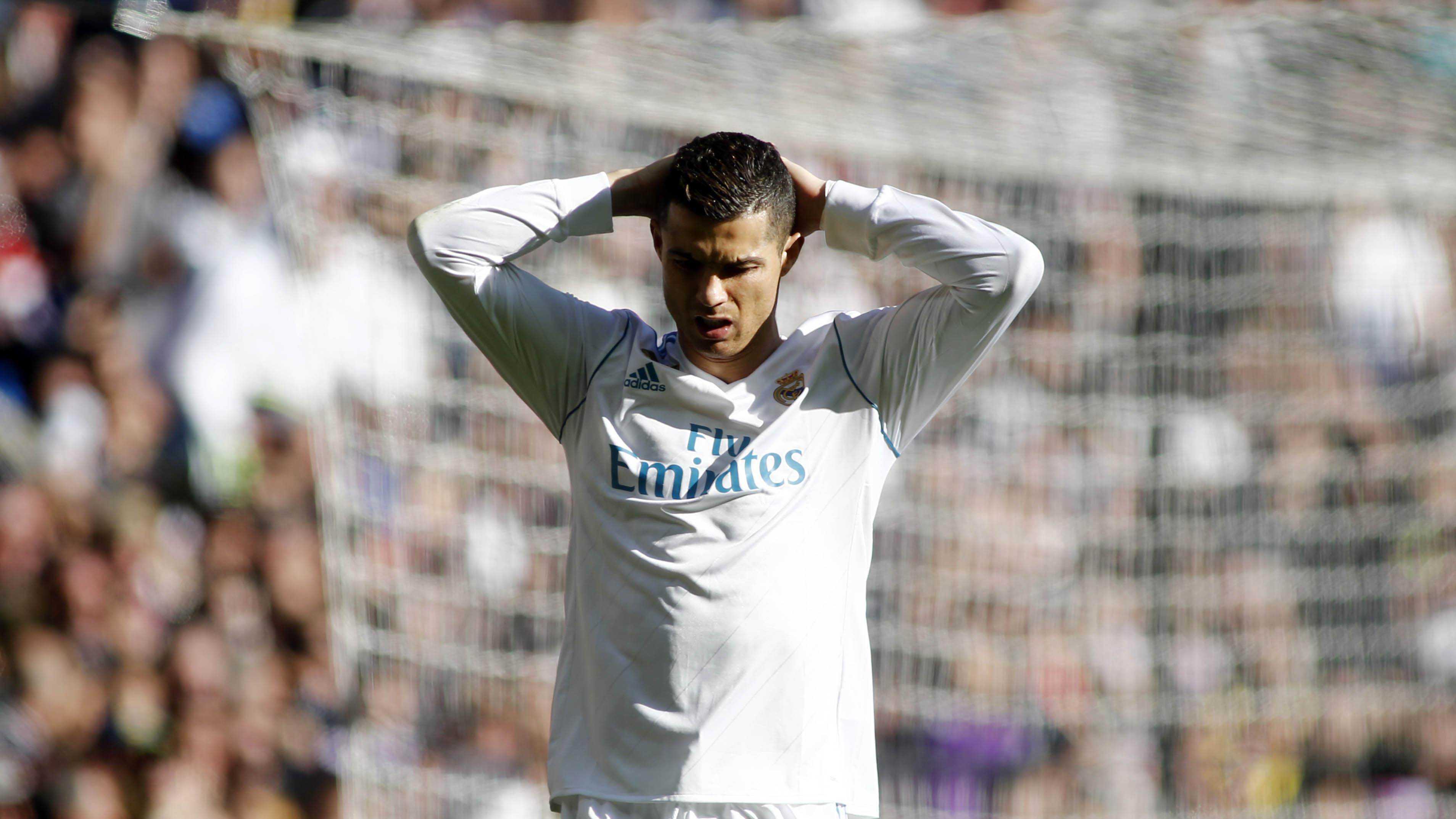 Striker Real Madrid, Cristiano Ronaldo, tampak kecewa saat gagal membobol gawang Barcelona pada laga bertajuk El Clasico La Liga di Santiago Bernabeu, Sabtu (23/12/2017). Real Madrid takluk 0-3 dari Barcelona. (AFP/Oscar Del Pozo)