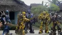 Robot optimus prime dan bumble bee kini ada di Desa Bener, Kecamatan Tengaran, Semarang, Jawa Tengah. (Liputan 6 SCTV)