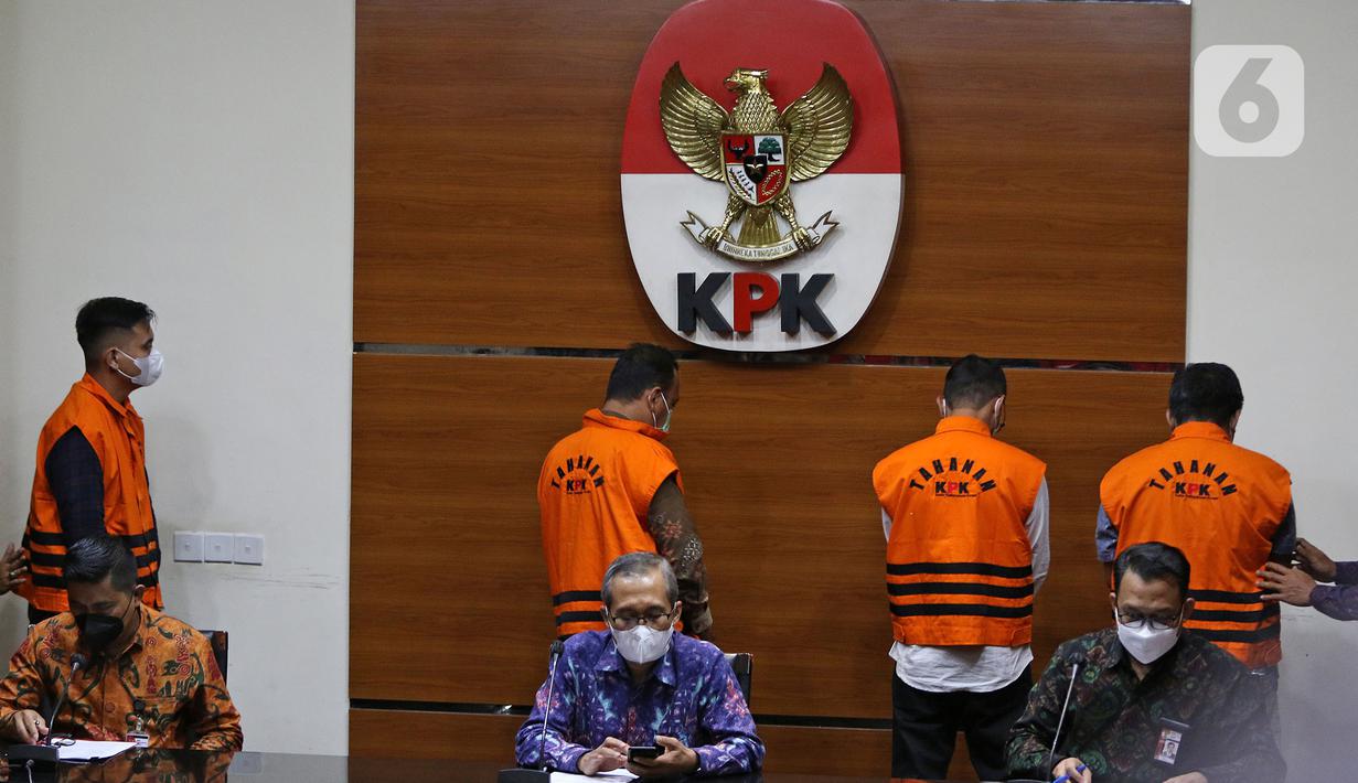 Wakil Ketua KPK Alexander Marwata (tengah) jumpa pers penahanan anggota DPRD Muara Enim di Gedung KPK, Jakarta, Kamis 30/09/2021). Sebanyak 10 anggota DPRD Muara Enim ditahan terkait dugaan suap pengadaan barang dan jasa di Dinas PUPR dan pengesahan APBD tahun 2019. (Liputan6.com/Herman Zakharia)