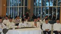 Presidium Koalisi Merah Putih (KMP), Aburizal Bakrie (kedua kanan) bersama (dari kiri-kanan) Anis Matta, Zulkifli Hasan, Akbar Tandjung, Prabowo Subianto, dan Djan Faridz, saat buka puasa bersama KMP di Jakarta, Sabtu (4/7/2015). (Liputan6.com/Herman Za