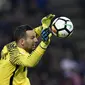 4. Samir Handanovic - Kebangkitan La Beneamata tak lepas dari apiknya kiper timnas Slovenia ini. Aksi-aksi penyelamatan dari kiper 33 tahun di mistar gawang Inter Milan membuat I Nerazzuri menjadi tim paling sedikit kebobolan. (AFP/Miguel Medina)