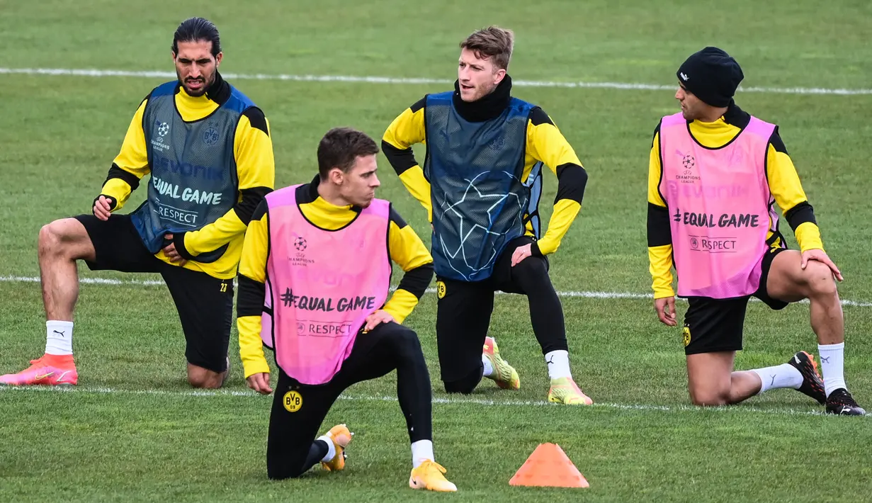 (Kiri ke kanan) Pemain Borussia Dortmund, Emre Can, Thorgan Hazard, Marco Reus dan Mahmoud Dahoud menghadiri sesi latihan sebelum menjamu Manchester City pada leg kedua perempat final Liga Champions antara di Dortmund, Jerman, Selasa (13/4/2021). (Ina Fassbender/AFP)