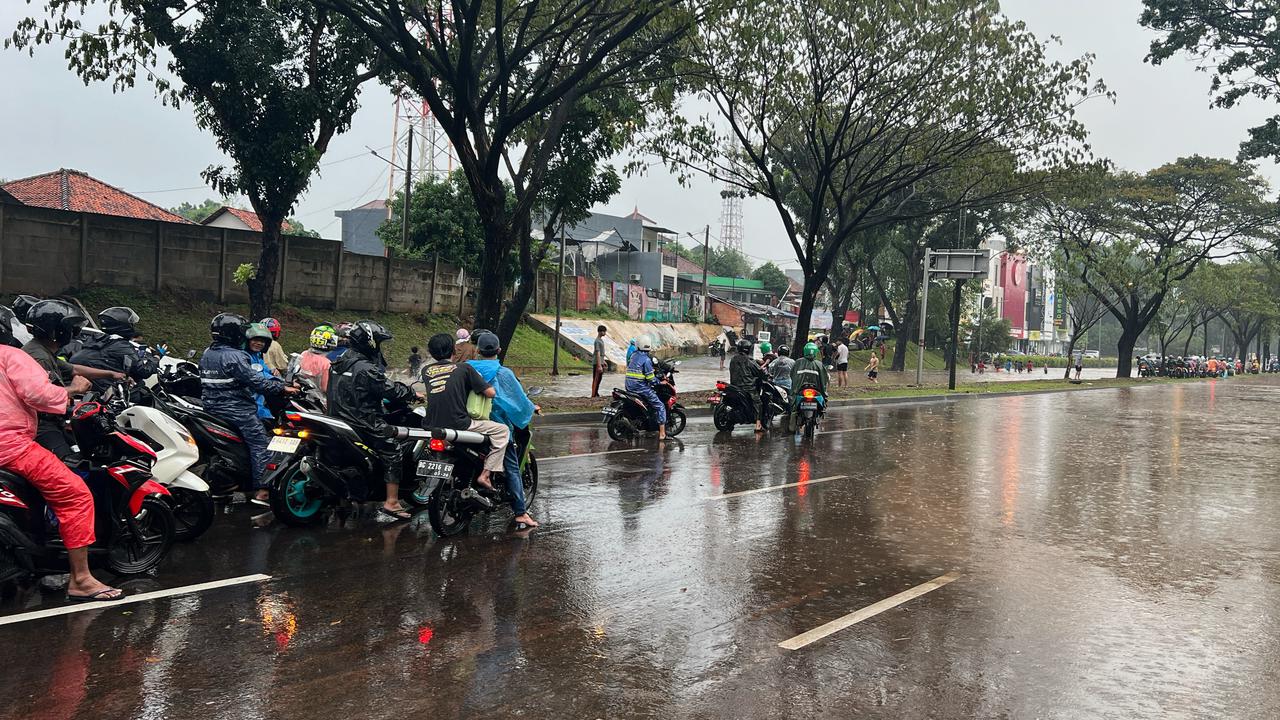 Momen Orang Tajir BSD 'Terisolasi' Gara-Gara Banjir