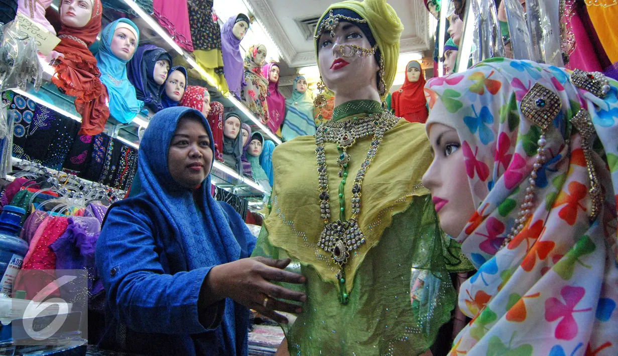 Seorang penjual tampak merapikan barang dagangannya di Pasar Tanah Abang, Jakarta, Kamis (2/7/2015). Memasuki pertengahan Ramadan pedagang mengaku penjualan baju muslim meningkat dari bulan-bulan sebelumnya. (Liputan6.com/Yoppy Renato)
