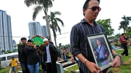 Keranda jenazah Haryanto Taslam saat tiba di TPU Keramat Pulo Kasablanka, Jakarta, Minggu (15/3/2015). Haryanto meninggal dunia pada Sabtu malam (14/3) sekitar pukul 22.22 WIB di RS Medistra, Pancoran, Jakarta. (Liputan6.com/Faisal R Syam)