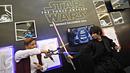 Pria berkostum karakter Star Wars saat menghibur pengunjung yang hadir di wahana dunia petualangan intergalaksi 'Star Wars: The Force Awekens', Senayan City, Jakarta, (7/12).Wahana berlangsung hingga 10 Januari 2016. (Liputan6.com/Immanuel Antonius)