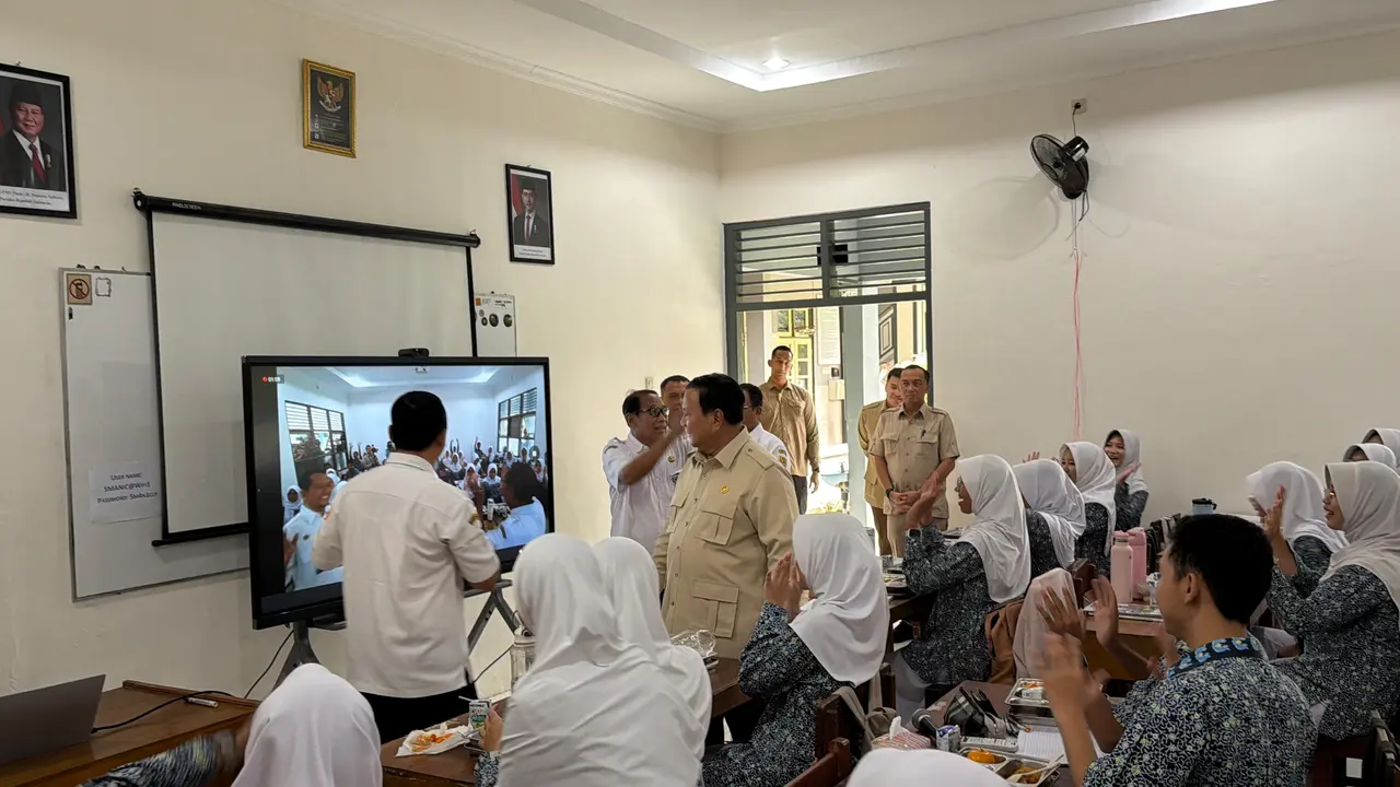 Prabowo saat meninjau hasil revitalisasi SMAN 1 Cilacap
