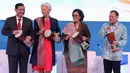 Menko Kemaritiman Luhut Pandjaitan, Direktur Pelaksana IMF Christine Lagarde, Menkeu Sri Mulyani bersama Gubernur BI Agus Martowardojo memukul tifa saat pembukaan High - Level International Conference di Jakarta, Selasa (27/2). (Liputan6.com/JohanTallo)