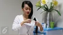 Aktris Julia Perez atau Jupe memotong  rambutnya  dalam syuting film di kediamannya jakarta, Kamis (25/02).Film yang diperankan oleh Julia Perez tersebut terinspirasi dari kisah nyata. (Liputan6.com/Herman Zakharia)