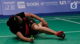 Pebulutangkis Indonesia, Gregoria Mariska, terjatuh saat melawan Ratchanok Intanon dari Thailand dalam final bulu tangkis nomor beregu putri SEA Games 2019 di Muntinlupa Sports Complex, Manila, Selasa (3/12/2019). Kalah 1-3, Indonesia hanya meraih perak. (Bola.com/M Iqbal Ichsan)