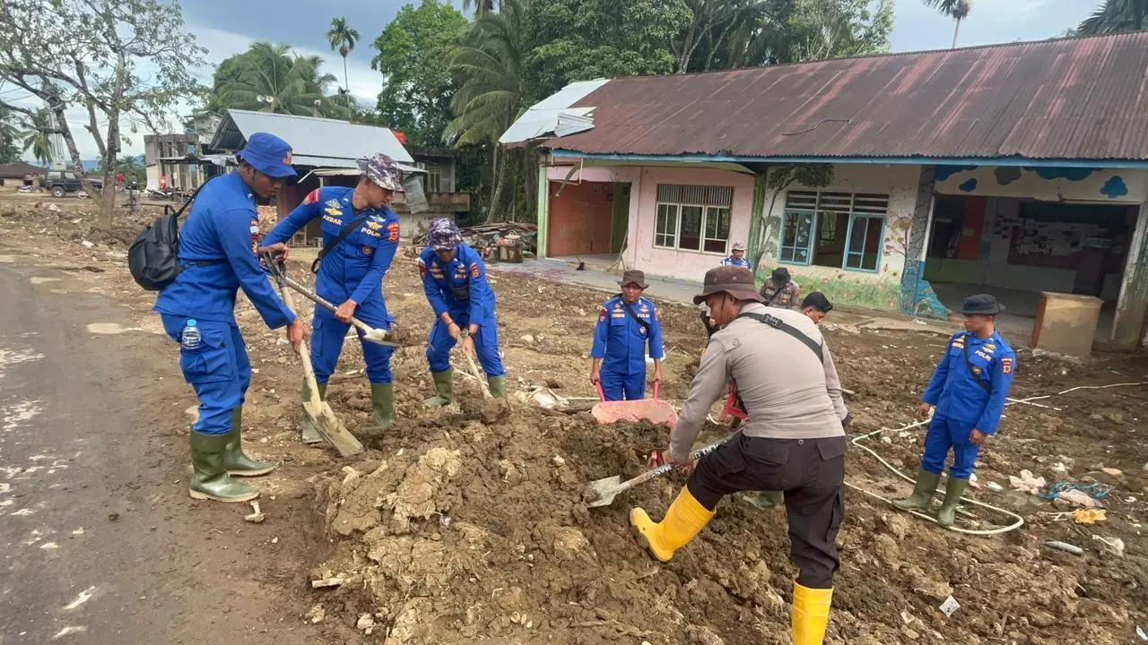 Para personel Brimob dikerahkan membersihkan lumpur, sampah, dan sisa material banjir
