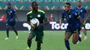 Bek Senegal Saliou Ciss (kiri) ditantang oleh penyerang Cape Verde Garry Mendes Rodrigues pada pertandingan 16 besar Piala Afrika 2021 di Kouekong Stadium, Selasa (25/1/2022) malam WIB. Senegal melaju ke perempatfinal setelah susah payah menang 2-0 atas 9 pemain Cape Verde. (Pius Utomi EKPEI/AFP)