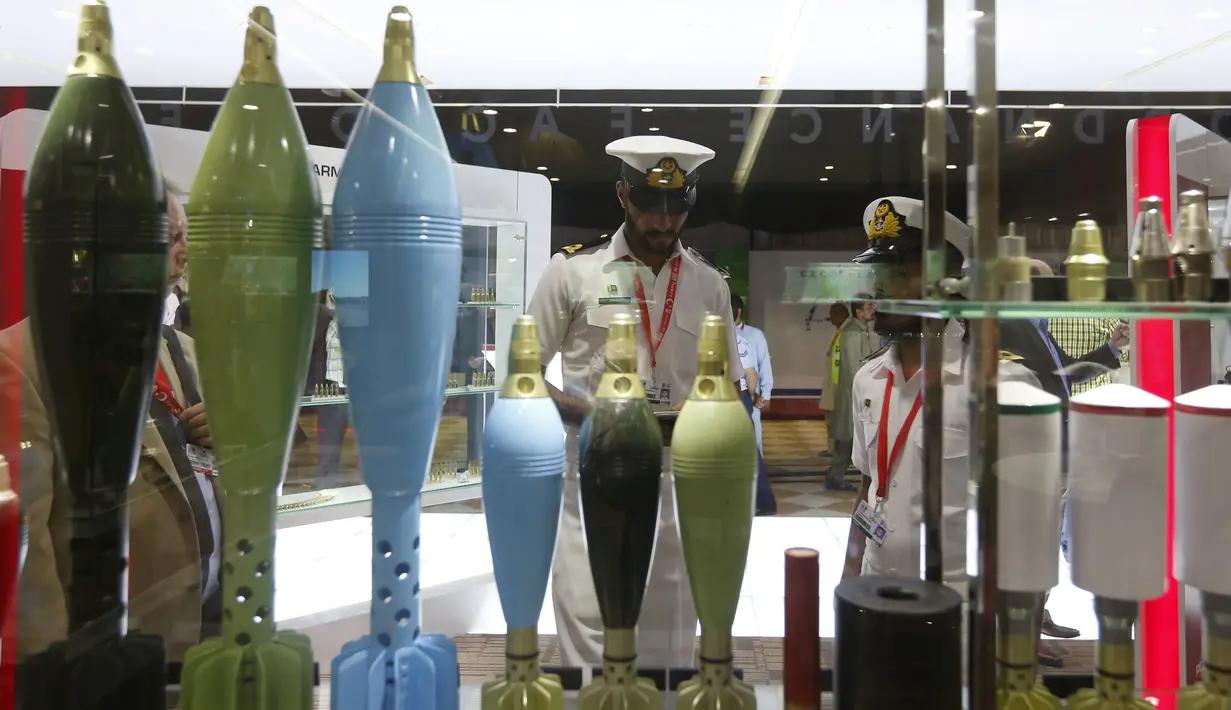 Sejumlah pengunjung memperhatikan alat tempur, mortir saat Pameran Pertahanan Internasional dan Seminar "IDEAS 2016" di Karachi, Pakistan (23/11). Pameran senjata ini di ikuti oleh 90 delagasi dari 43 negara. (Reuters/Akhtar Soomro)