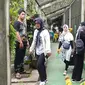 Para pengunjung tengah menikmati sajian satwa dilindung di kawasan wisata Taman Satwa Cikembulan, Kadungora, Garut, Jawa Barat. (Liputan6.com/Jayadi Supriadin)