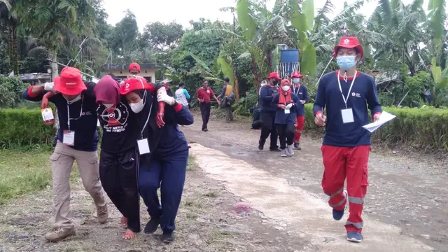 Relawan PMI gabungan mengevakuasi korban erupsi Gunung Slamet saat menggelar simulasi di kompleks Agrowisata Karang Panginyongan, Desa Karangtengah, Kecamatan Cilongok, Banyumas, Sabtu (5/3/2022). (Dok.PMI Banyumas/Liputan6.com)