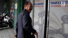 Setelah ditetapkan sebagai tersangka oleh KPK atas kasus e-KTP, Fredrich Yunadi tidak memenuhi panggilan KPK.