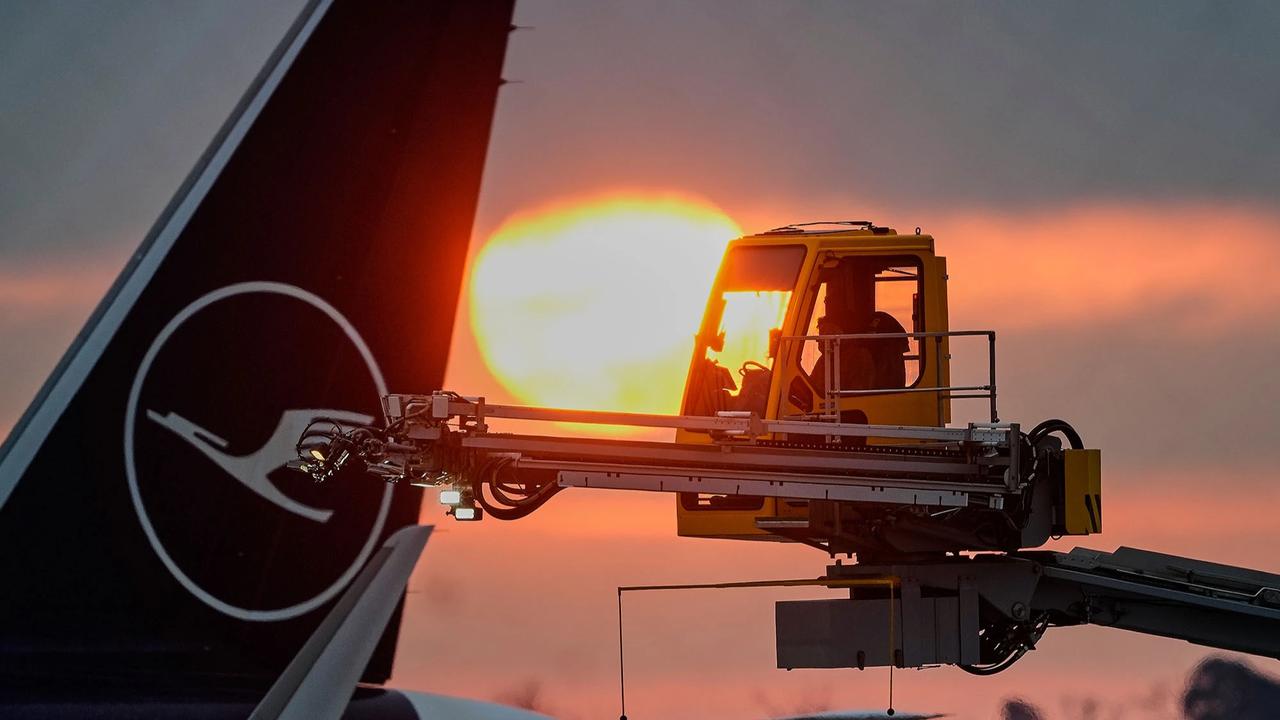 FOTO: Pesawat Dideicing di Tengah Suhu Ekstrem Frankfurt Jerman
