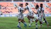 Selebrasi pemain Timnas Jerman U-17 setelah Robert Ramsak (kiri) mencetak gol ke gawang Timnas Venezuela U-17 dalam laga pamungkas Grup F Piala Dunia U-17 2023 yang berlangsung di Jakarta International Stadium (JIS), Jakarta, Sabtu (18/11/2023). (Bola.com/Bagaskara Lazuardi)