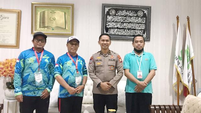 Ketua Pelaksana Kejuaraan Panahan Pelajar 2023 MAN 22, Muhammad Sholeh (paling kiri), dan Kepala Sekolah MAN 22 Jakbar Usman Ali usai membuka acara. (Dok MAN 22 Jakbar)