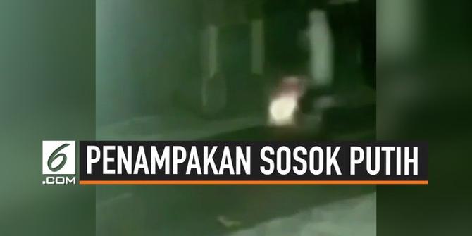 VIDEO: Tanpa Sadar, Pria Membonceng Sosok Putih Berdiri