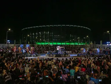 Masyarakat menonton Festival Tabuh Bedug Malam Takbiran di Jakarta International Stadium (JIS), Jakarta, Minggu (1/5/2022). Pemerintah Provinsi DKI Jakarta menyelenggarakan Festival Beduk bertepatan dengan malam menyambut Idul Fitri 1443 Hijriah. (Liputan6.com/Faizal Fanani)