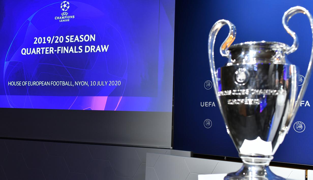 Trofi Liga Champions ditampilkan saat drawing perempat final Liga Champions di markas UEFA, Nyon, Jumat (10/7/2020). Rencananya laga leg kedua 16 besar Liga Champions akan digelar pada Agustus 2020 mendatang. (AFP/Harold Cunningham/UEFA)