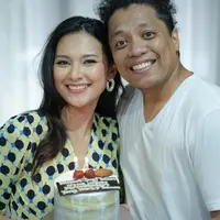Potret Indah Permatasari makan malah bareng Arie Kriting di momen ulang tahun (Sumber: Instagram/indahpermatas)