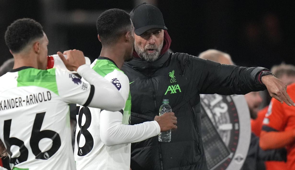 Pelatih Liverpool, Jurgen Klopp memberi instruksi kepada pemainnya saat menghadapi Luton Town pada laga pekan ke-11 Liga Inggris 2023/2024 di Kenilworth Road Stadium, London, Minggu (5/11/2023) malam WIB. (AP Photo/Alastair Grant)