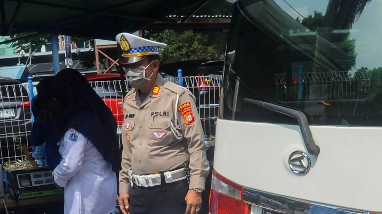 Sanksi tilang pun akan diterapkan terhadap kendaraan yang tidak lulus uji emisi.