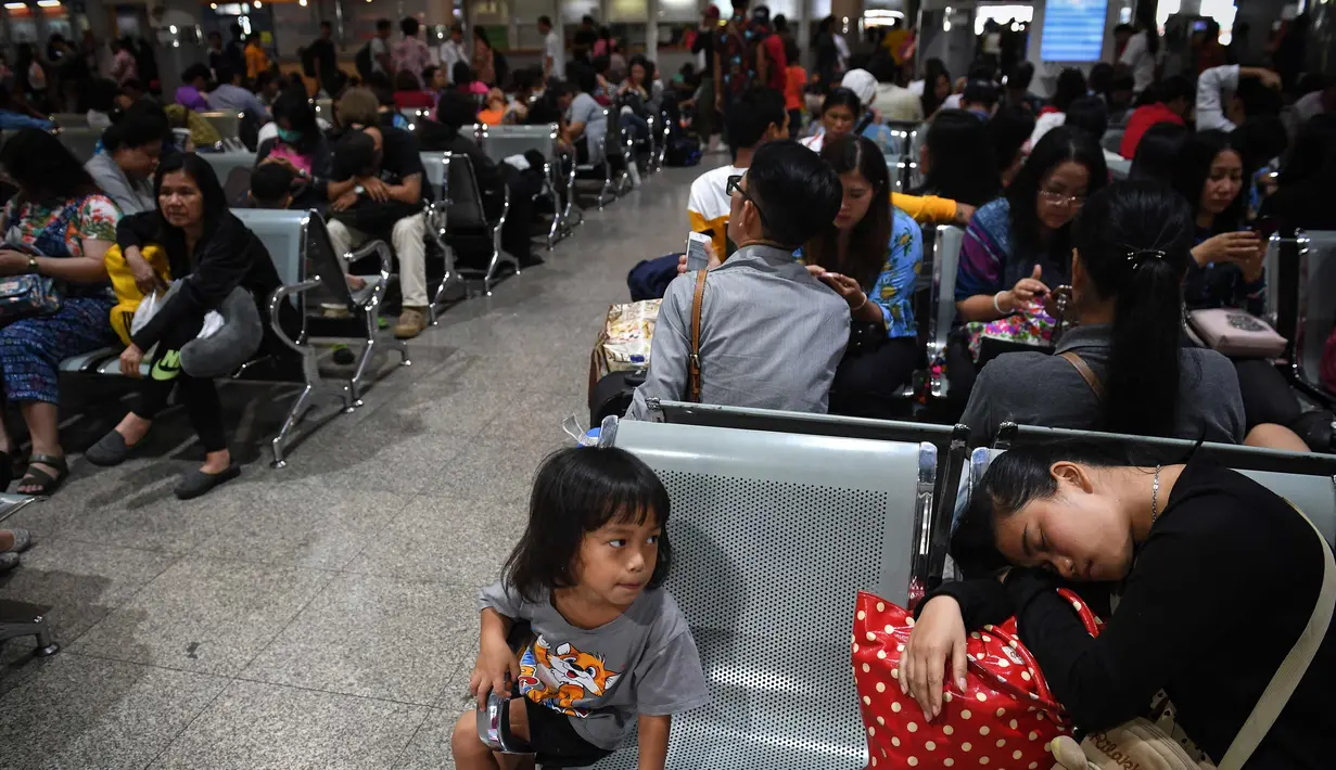 Suasana di stasiun kereta api Hua Lampong, sehari sebelum Songkran Festival, atau Tahun Baru Thailand, di Bangkok (12/4). Festival tahun baru Buddha resmi dimulai 13 April dan berlangsung selama tiga hari. (AFP Photo/Lillian Suwanrumpha)