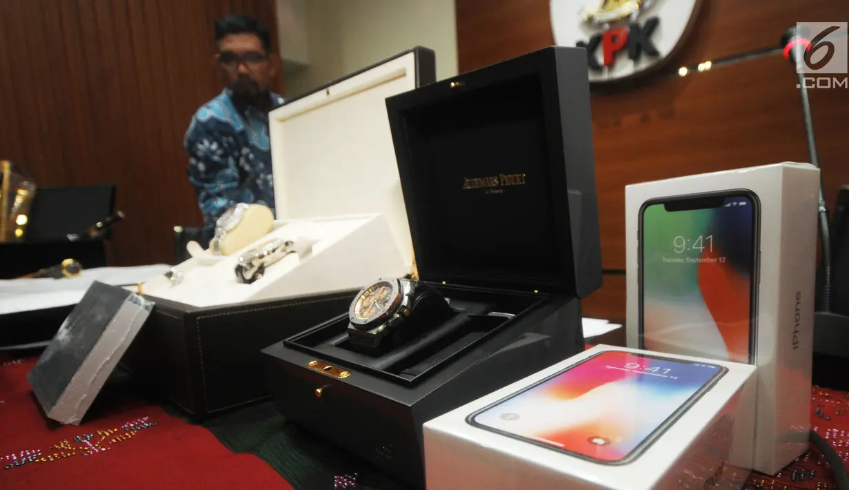 Handphone dan jam tangan mewah hasil gratifikasi yang dilaporkan ke KPK, Jakarta, Senin (4/6). KPK menerima 795 laporan penerimaan gratifikasi sejak 1 Januari hingga 4 Juni 2018. (Merdeka.com/Dwi Narwoko)