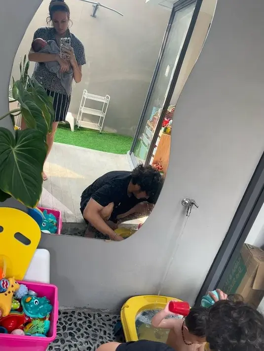 <p>Serasi dan kompak, mungkin itu dua kata yang cocok untuk Dimas dan Nadine. Pasalnya ketika sang istri sibuk menggendong Baby Djala, Dimas terlihat memandikan Djiwa. [Foto: instagram.com/nadinelist]</p>