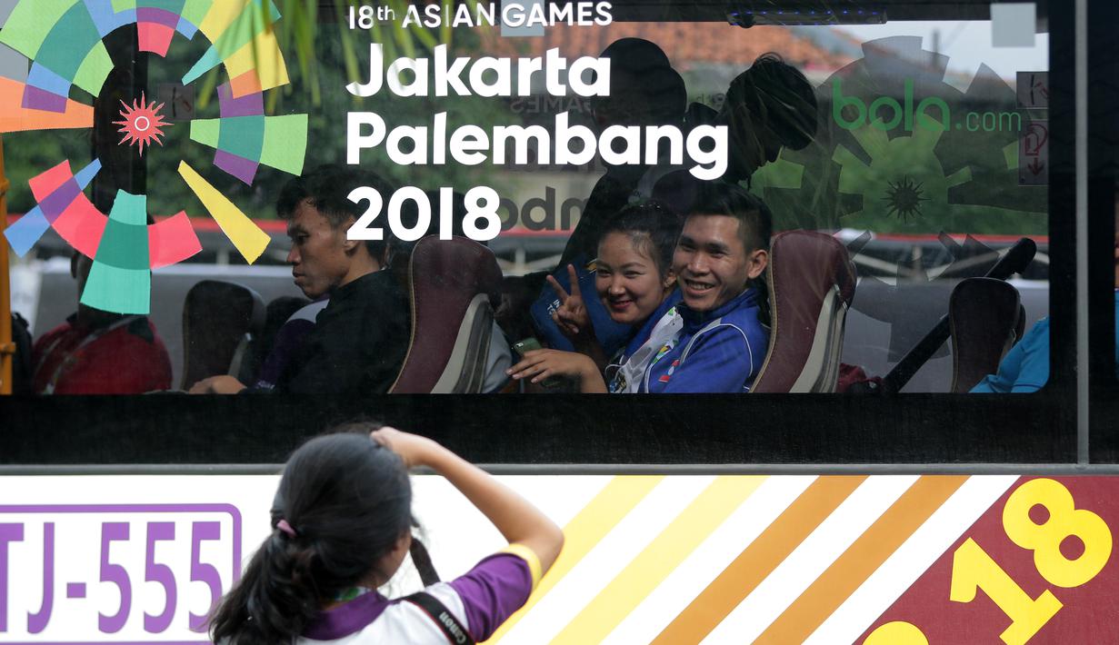 Atlet dan Official Silat bersiap menuju mess usai mengikuti Test Event Asian Games 2018 di Padepokan Silat TMII, Jakarta, Senin (12/2/2018). Sebanyak sepuluh negara mengikuti test event pencak silat 2018 tersebut. (Bola.com/Nick Hanoatubun)